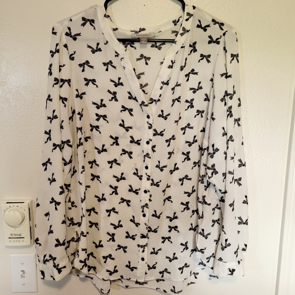 Roz & Ali Woman's 1X long sleeve white blouse with bows